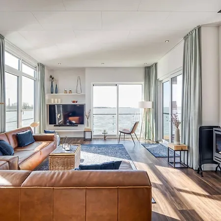 Hausboot Grosse Freiheit 보트호텔 *